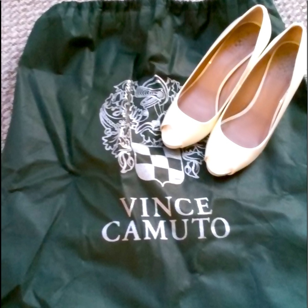 Open toe shoes used 1X for event. I can no longer use heels. Shoes Bag incl’d.